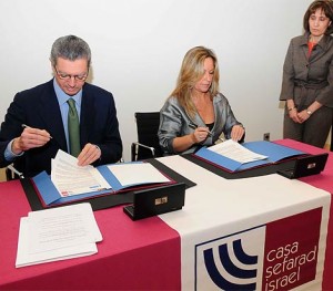 Alberto Ruiz-Gallardón y Trinidad Jimenez firman la cesión del Palacio del Cañete a la Casa Sefarad