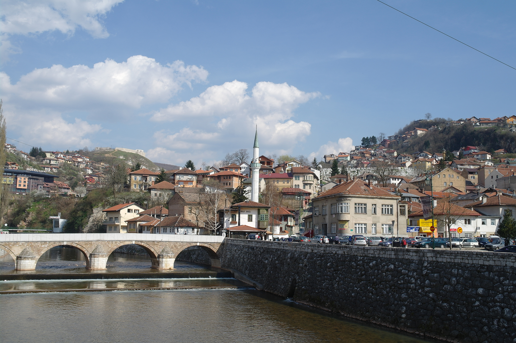 Puente y mezquita en el centro de Sarajevo