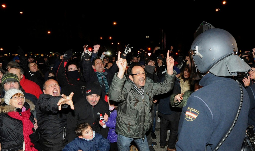 Vecinos del barrio de Gamonal, Burgos, protestan ante la policia