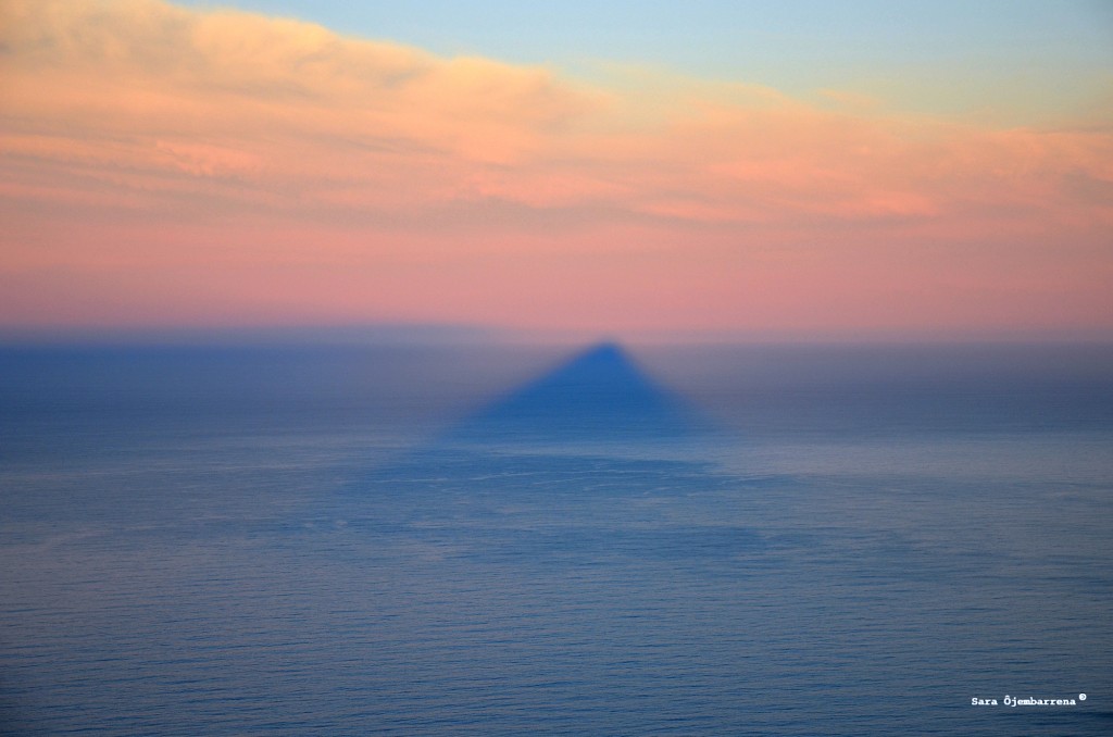 La montaña se ha vuelto mar. Sombra de la montaña Lion's Head en el Océano Atlántico. Ciudad del Cabo, Sudáfrica. Foto de Sarah Ojembarrena.