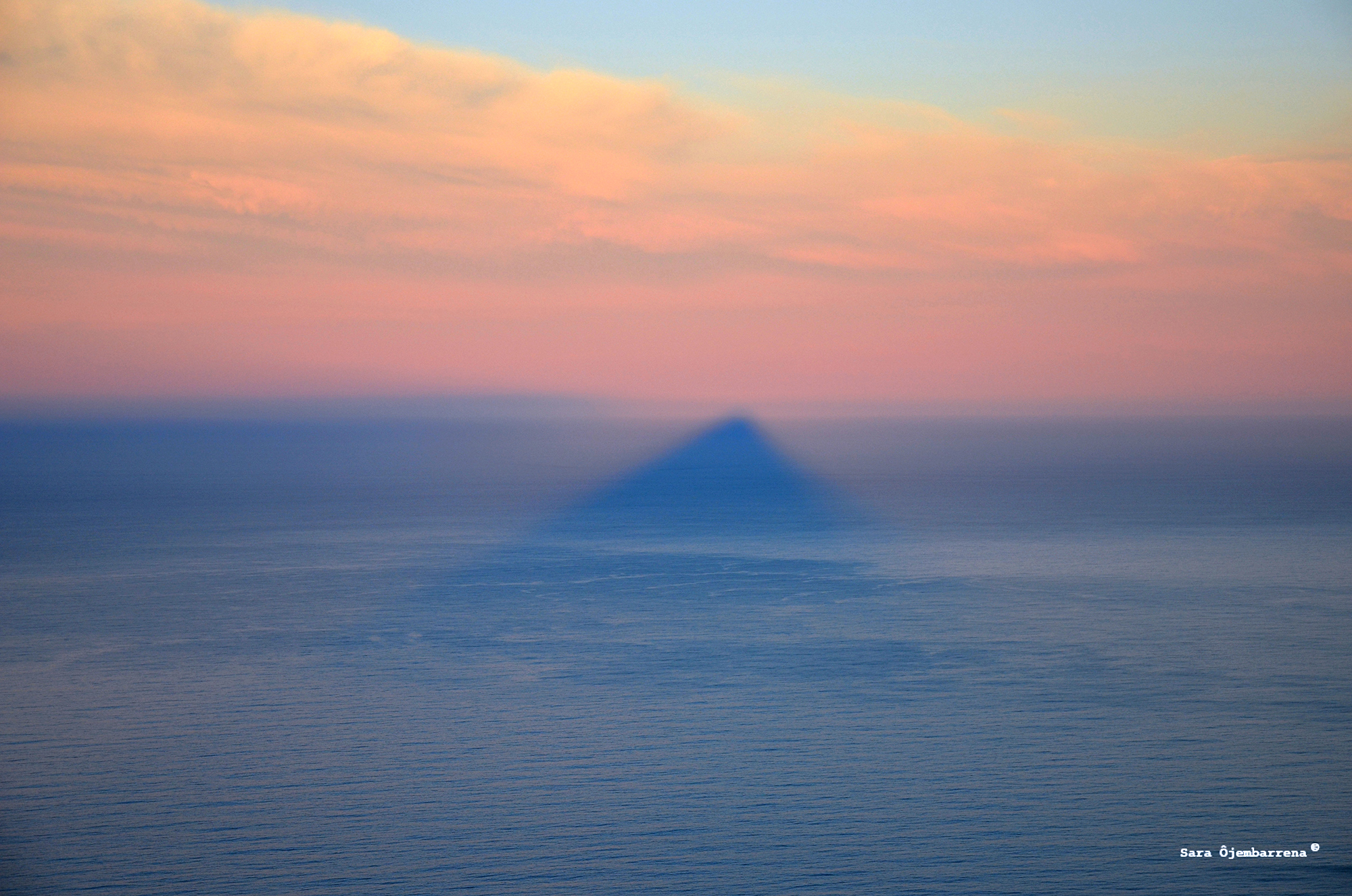 La montaña se ha vuelto mar. Sombra de la montaña Lion's Head en el Océano Atlántico. Ciudad del Cabo, Sudáfrica. Foto de Sarah Ojembarrena.