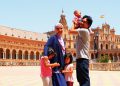 Ibrahim con su familia en la Plaza de España de Sevilla